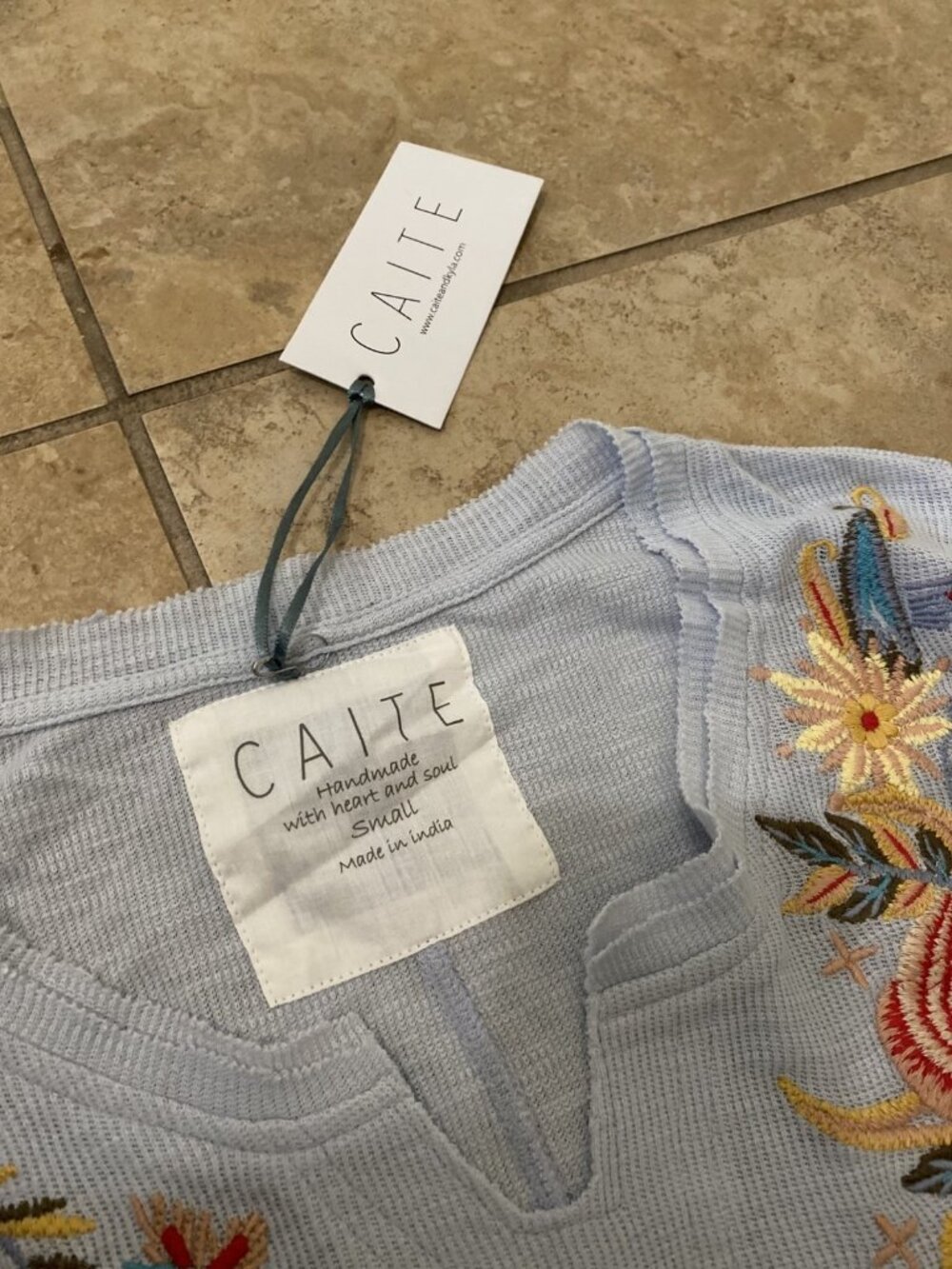 NWT Caite Greer Top Embroidered Floral Split Neck Knit Oxford Blue S Small Kyla - Picture 8 of 16
